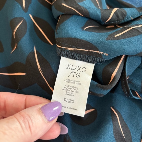 CAbi Shadow Leaf Blouse Women's Size XL Ruffle Finish Flutter Sleeves Blue - Picture 5 of 5